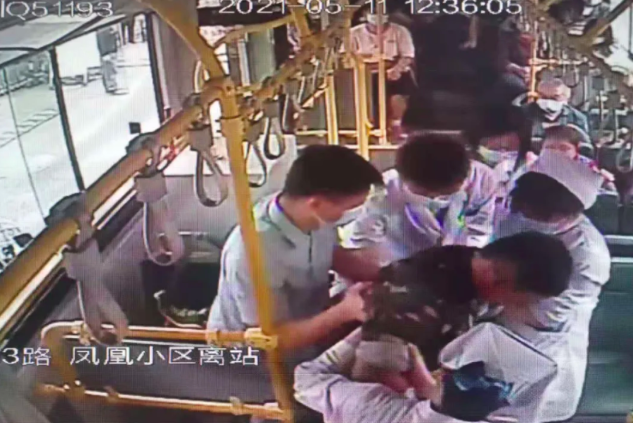 两起爱心救助公交车内突发疾病乘客的感人事迹，