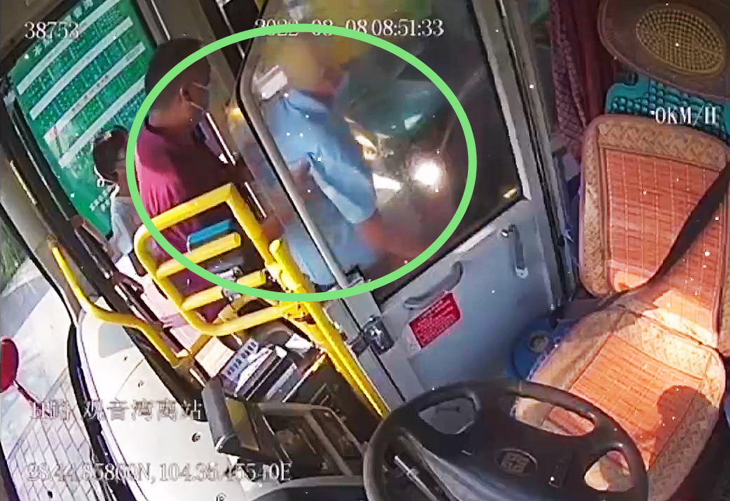 宜宾“敬老线”公交车长的这个小小举动，真的太暖了